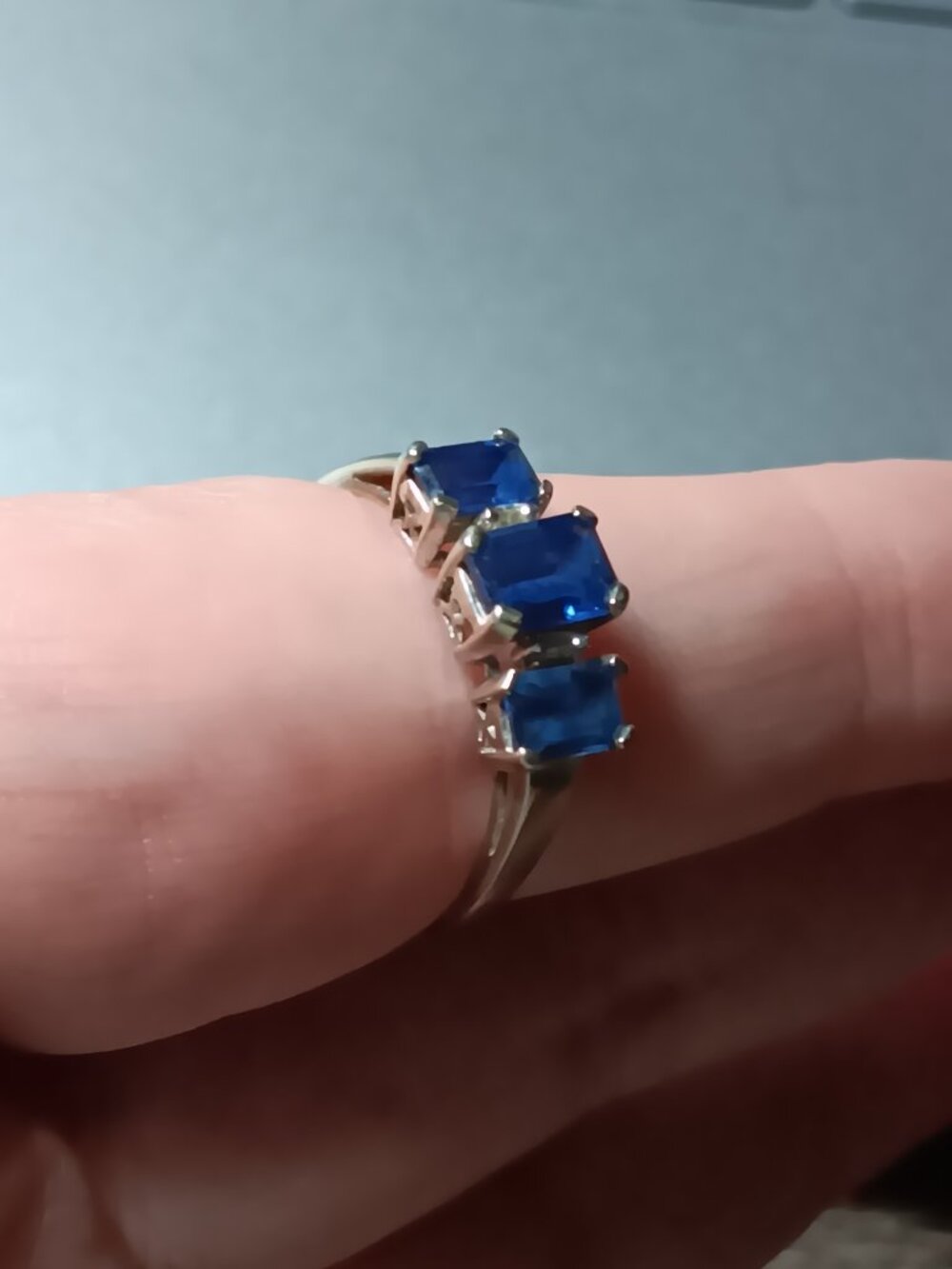 Vintage 10K Gold Layered Three-Stone Sapphire Ring – Size 10 Emerald Cut Trilogy - Picture 7 of 9